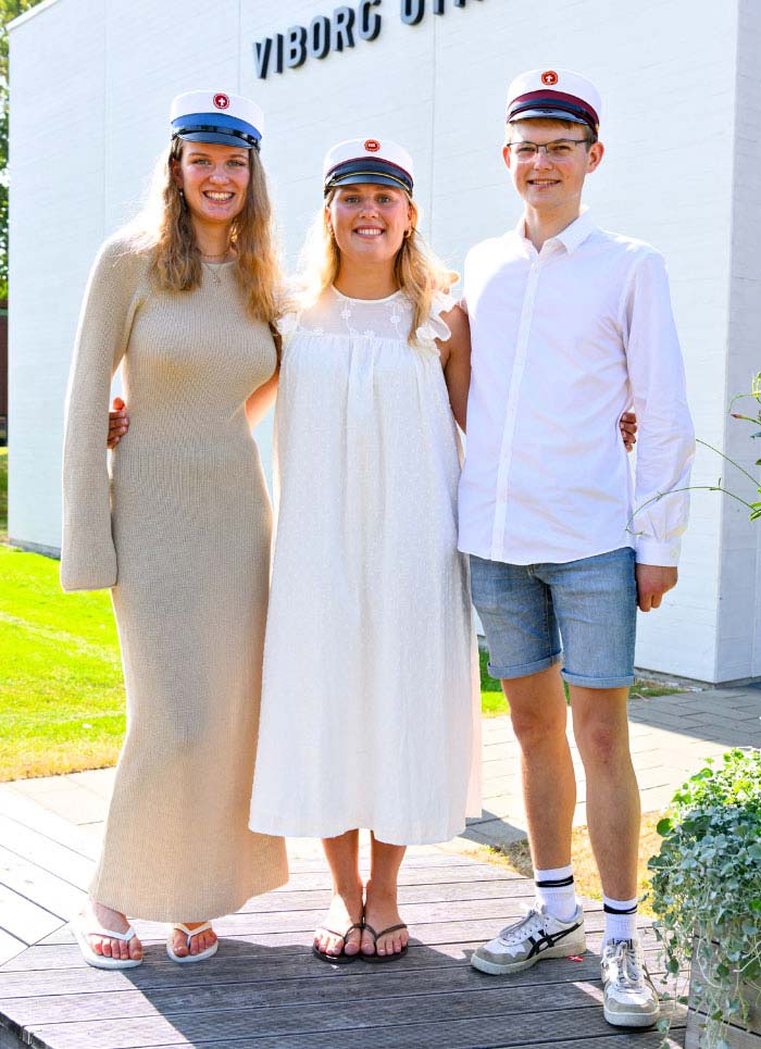 Tre glade studenter foran VG Tre glade studenter foran VG
